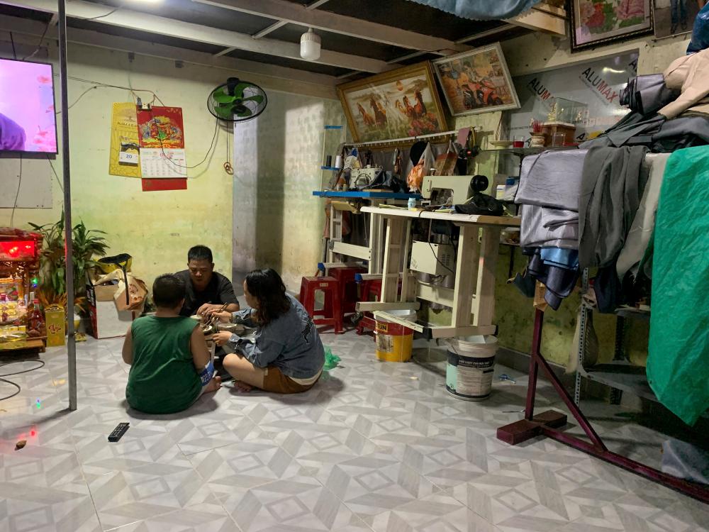 Nhieu gia dinh tai K161 Me Suot (phuong Hoa Khanh, TP Da Nang) da chu dong ke cao do dac de phong nuoc dang cao. Anh: Thanh Huyen