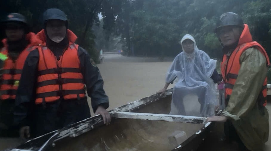 후에시 공안은 제10호 태풍을 피해 위험한 홍수 지역 주민들을 대피시키는 것을 지원합니다. 사진: Phan Be.
