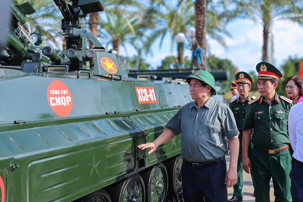 Politburo member, Prime Minister Pham Minh Chinh and the Government working delegation visited the display of weapons and equipment at the General Department of Defense Industry. Photo: Nhat Bac