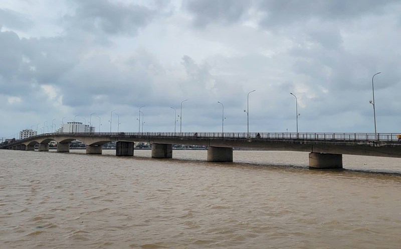 Temporarily suspend the traffic of Nhat Le bridge at night to serve the survey. Photo: Cong Sang