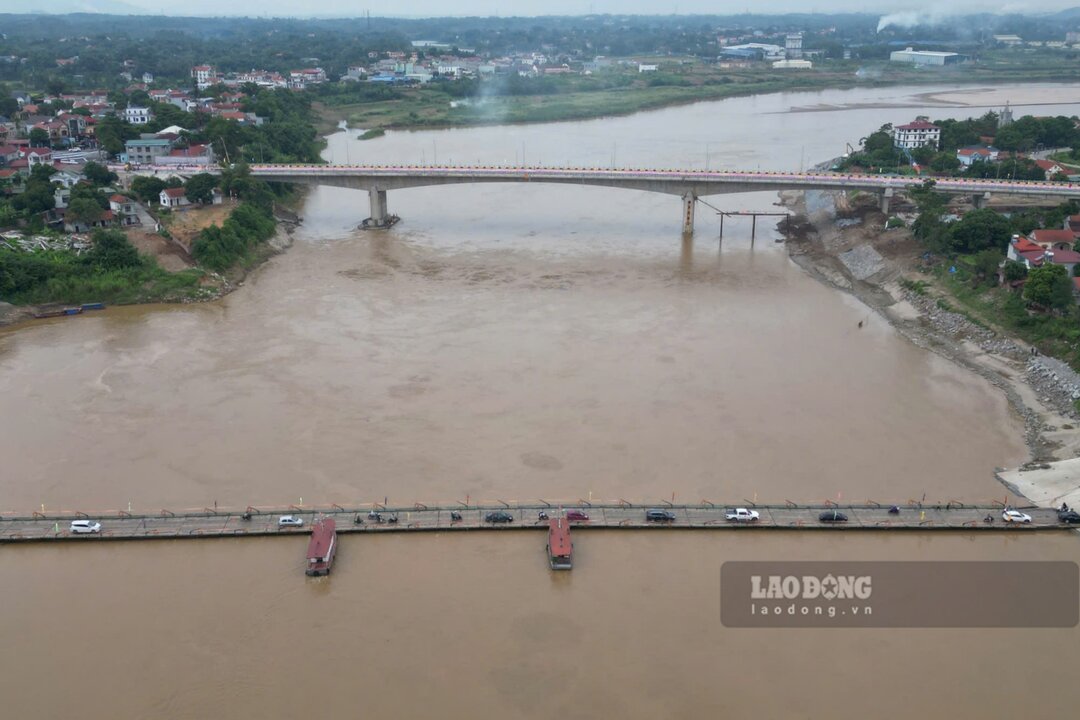 Toan canh cau Phong Chau moi. Anh: To Cong.
