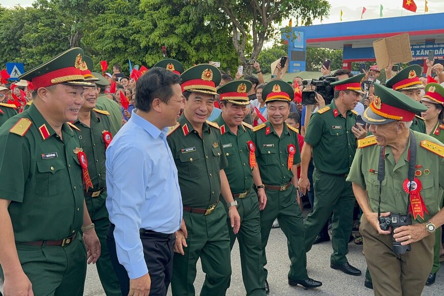 Dai tuong Phan Van Giang - Uy vien Bo Chinh tri, Bo truong Bo Quoc phong den tham du le khanh thanh. Anh: Ngoc Phuc.