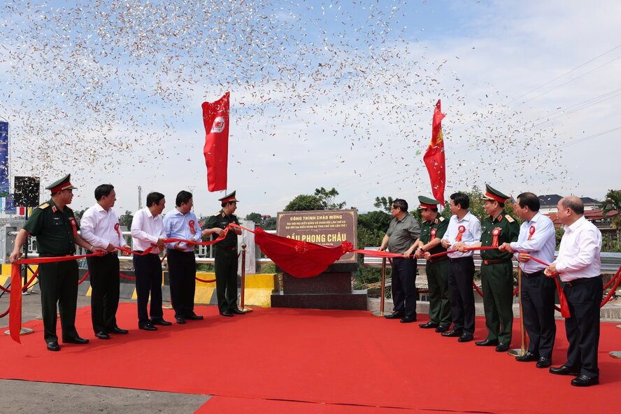 Thu tuong Pham Minh Chinh, Dai tuong Phan Van Giang cung cac lanh dao, dai bieu thuc hien nghi thuc gan bien cau Phong Chau. Anh: Duc Hoang.