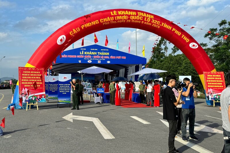 Khu vuc to chuc le khanh thanh tai dau cau phia xa Phung Nguyen, tinh Phu Tho. Anh: To Cong.