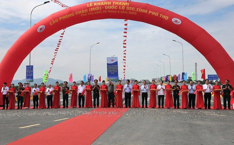Prime Minister Pham Minh Chinh, General Phan Van Giang and leaders and delegates cut the ribbon to inaugurate the new Phong Chau bridge. Photo: Duc Hoang.