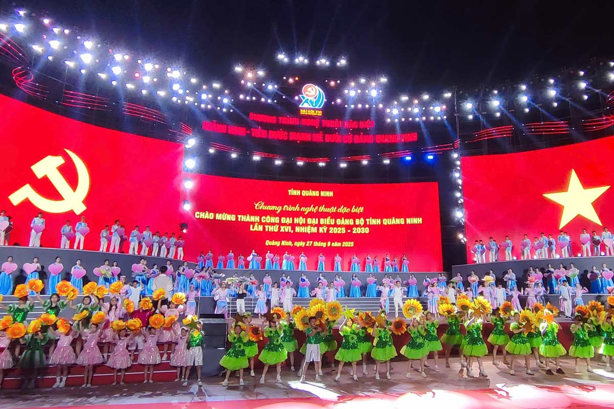 第16回クアンニン省党委員会議員総会の成功を祝う特別芸術プログラムは、90分間、9月27日午前8時30分から開催されます。写真: Doan Hung