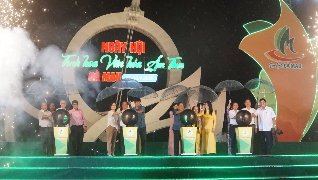 Các đại biểu ấn nút khai mạc ngày hội tinh hoa văn hoá ẩm thực Cà Mau. Ảnh: Nhật Hồ