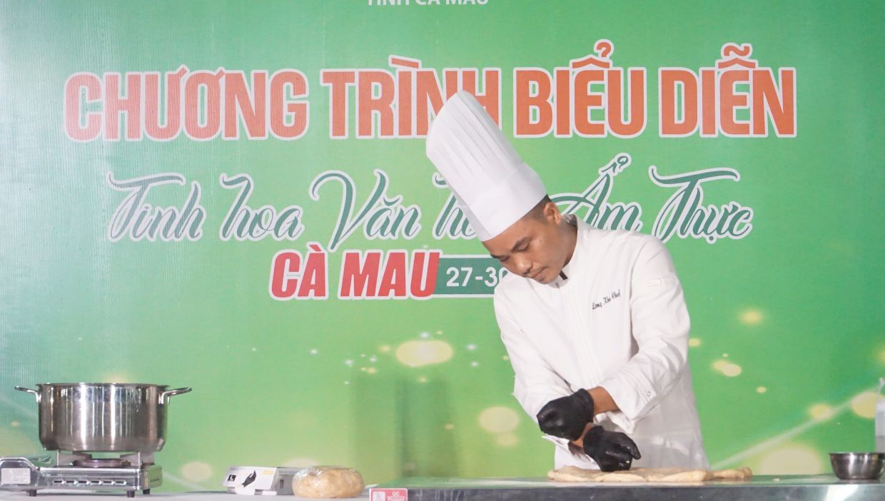 Bieu dien lam mi soi tai le hoi. Anh: Nhat Ho