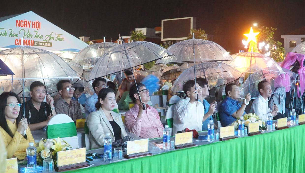 Cac dai bieu tham du le khai mac tinh hoa van hoa am thuc Ca Mau. Anh: Nhat Ho