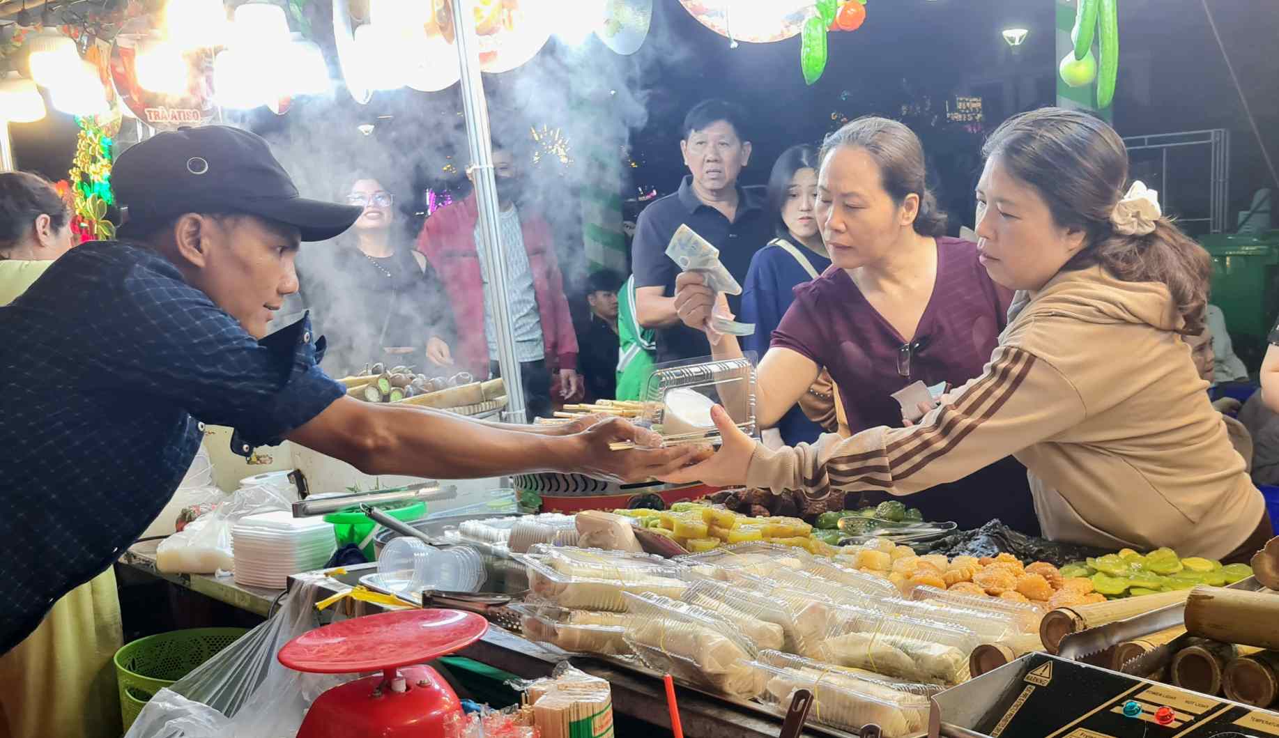 Du troi mua, khach van den tham quan thuong thuc cac mon ngon trong le hoi. Anh: Nhat Ho