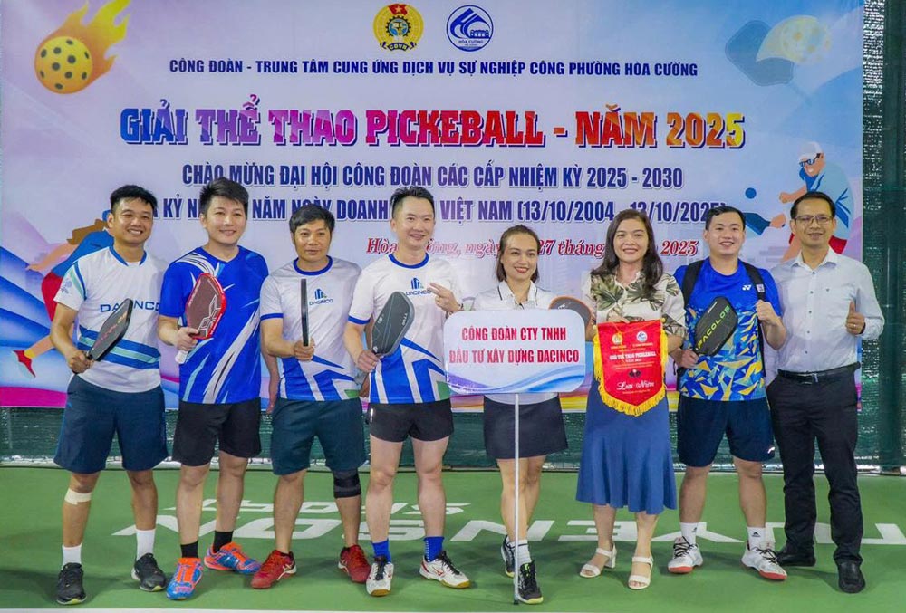 다낭시 호아끄엉동 노동조합은 각급 노동조합 대회 및 베트남 기업가의 날 기념 피클볼 스포츠 대회 개막식을 개최합니다. 사진: 호아끄엉 노동조합
