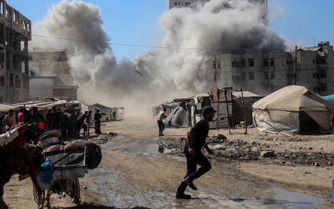 Khoi boc len tu toa thap Vision sau mot cuoc khong kich cua Israel vao Thanh pho Gaza, ngay 8.9.2025. Anh: Xinhua