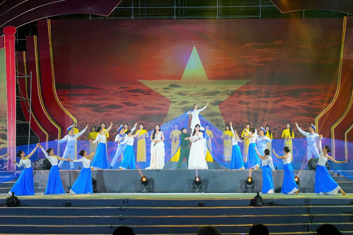 第1回ハイフォン市党大会の成功を歓迎する芸術プログラム。写真:ハイフォンTTDT