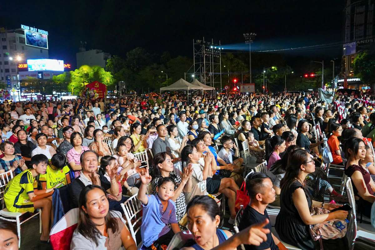 Dong dao nhan dan thanh pho don xem chuong trinh. Ảnh: Cong TTDT Hai Phong