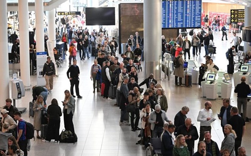 Passengers await at Copenhagen airport due to flight delays due to strange UAVs on September 23. Photo: AFP