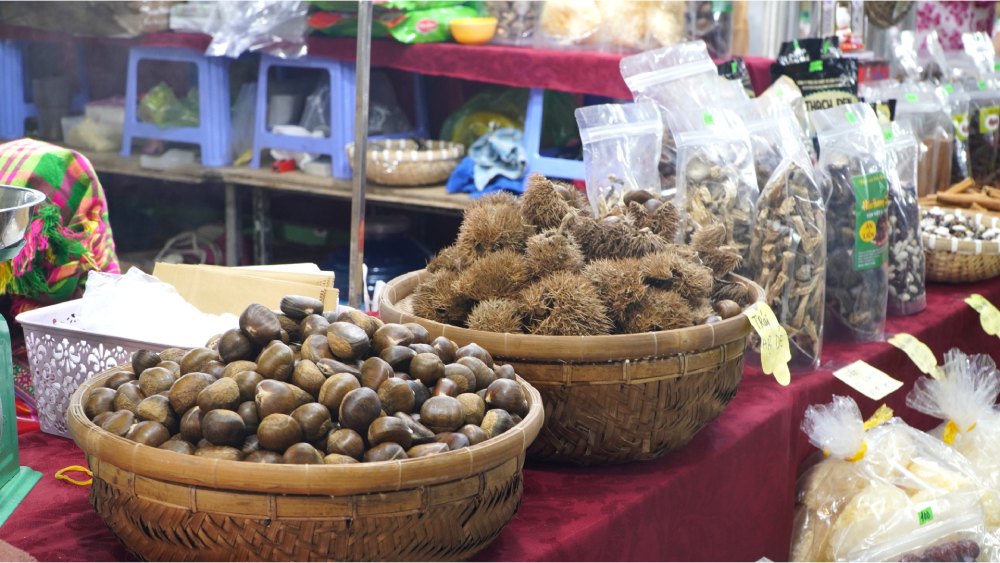 Nhieu dac san hap dan duoc trung bay o cac gian hang. Anh: Nguyen Anh