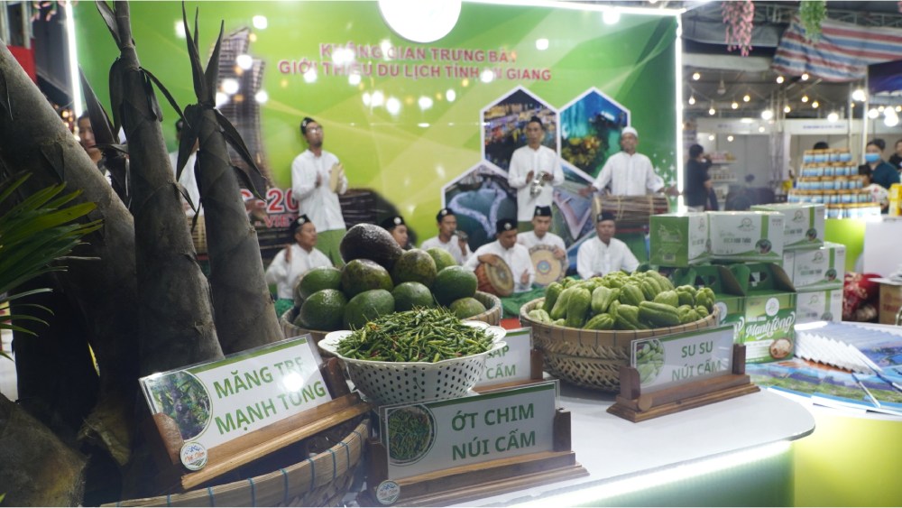 貿易プロモーションフェア、OCOP -Rach Gia、Giang Productsと組み合わせた観光祭とフードフェスティバルに展示されている地域の多くの専門分野。写真：nguyen anh