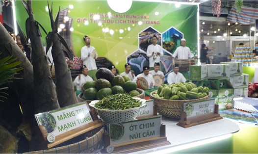 Nhiều đặc sản của các địa phương trưng bày trong Ngày hội Du lịch, Ẩm thực kết hợp Hội chợ Xúc tiến thương mại, sản phẩm OCOP - Rạch Giá, An Giang. Ảnh: Nguyên Anh