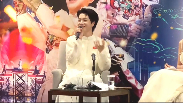 Duc Phuc shared at the meeting after returning from Russia. Photo: Thuy Ngoc