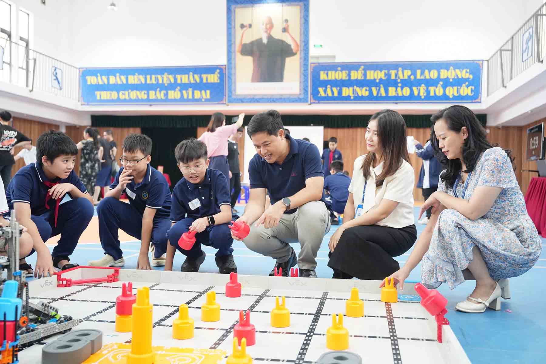 Ong Luu Van Thong - Hieu truong Truong THCS Cau Giay dong vien hoc sinh tai giai dau. Anh: Song Huu 
