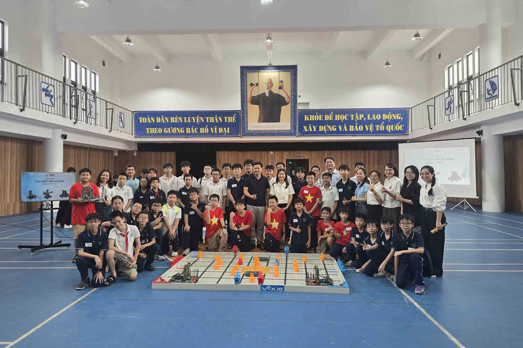 꺼우저이 VEX IQ 대회는 2일간의 경쟁 끝에 막을 내렸습니다. 사진: 꺼우저이 중등학교