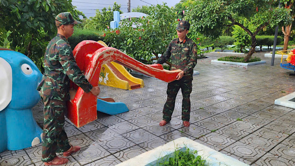 기능 부대가 제10호 태풍 방지를 위해 학교를 지원합니다. 사진: 군사령부