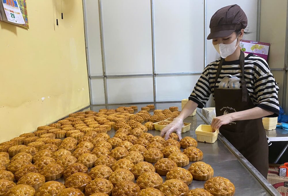 Gros plan sur le processus de fabrication du banh Trung thu des artisans de Hue. Photo : Ngo Hien