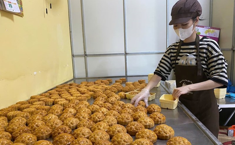 Close-up of the Mid-Autumn Festival cake making process of Hue craftsmen. Photo: Ngo Hien