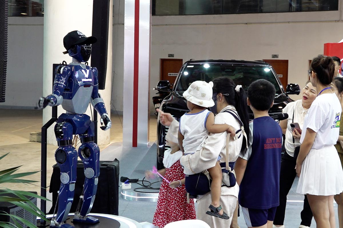 Les touristes interagissent avec des robots au Salon des realisations du developpement socio-economique de la province de Quang Ninh sur 5 ans (2020-2025). Photo : Doan Hung