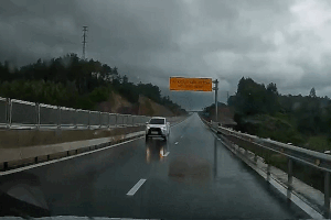 The driver of the car was traveling in the wrong direction on the highway through Quang Tri province. Photo: Provided by the people