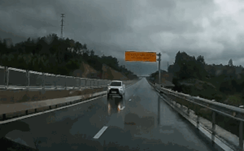 The driver of the car was traveling in the wrong direction on the highway through Quang Tri province. Photo: Provided by the people