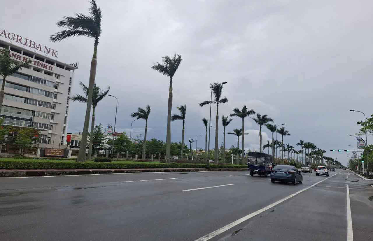 9月28日朝、ハティン省では風が徐々に強くなり、雲が多くなっています。写真:Tran Tuan.