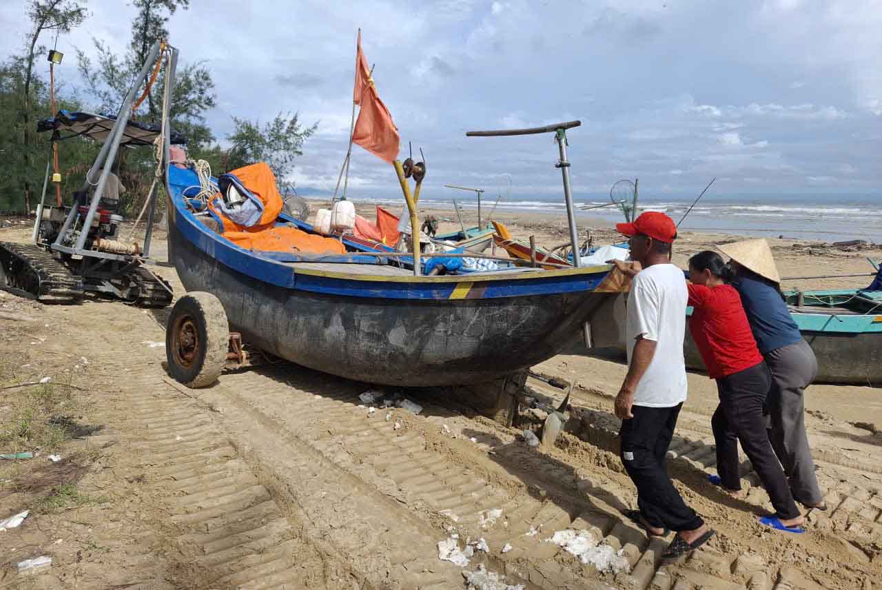 Nguoi dan keo thuyen len bo phong chong bao o Ha Tinh tu ngay 27.9. Anh: Tran Tuan.