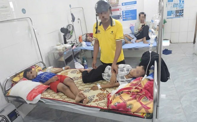 Học sinh nhập viện trong tình trạng đau bụng, nôn ói, nghi ngộ độc. Ảnh: Công Sáng