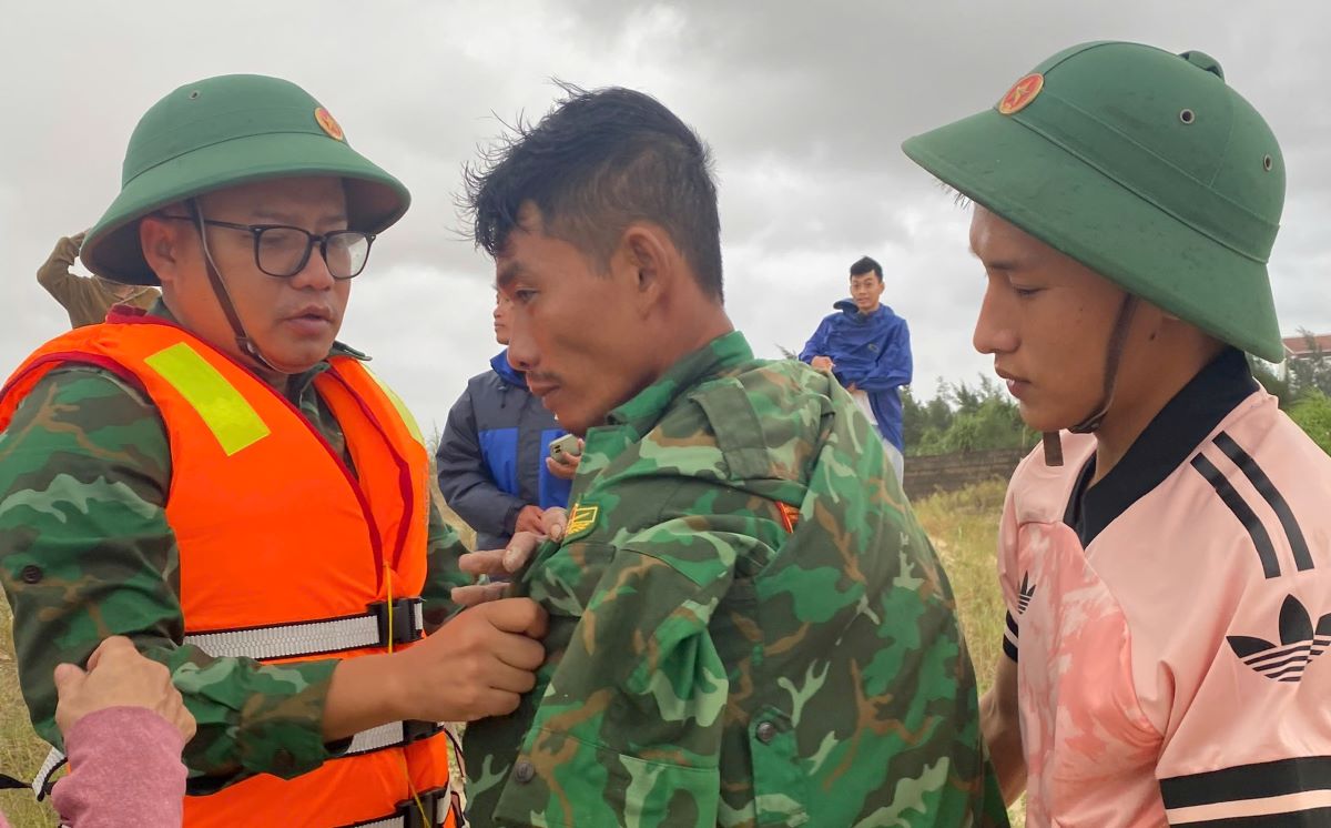Mot ngu dan (giua anh) roi tau boi vao bo, duoc luc luong bien phong ho tro. Anh: Bien phong Quang Tri