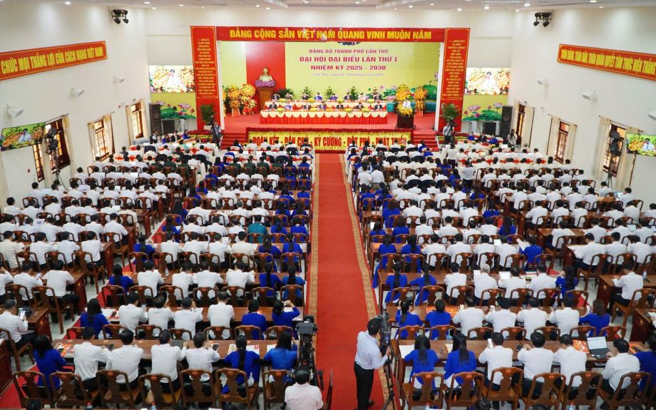 2025-2030 임기 제1차 껀터시 당위원회 대표자 대회 폐막식 장면. 사진: Ta Quang