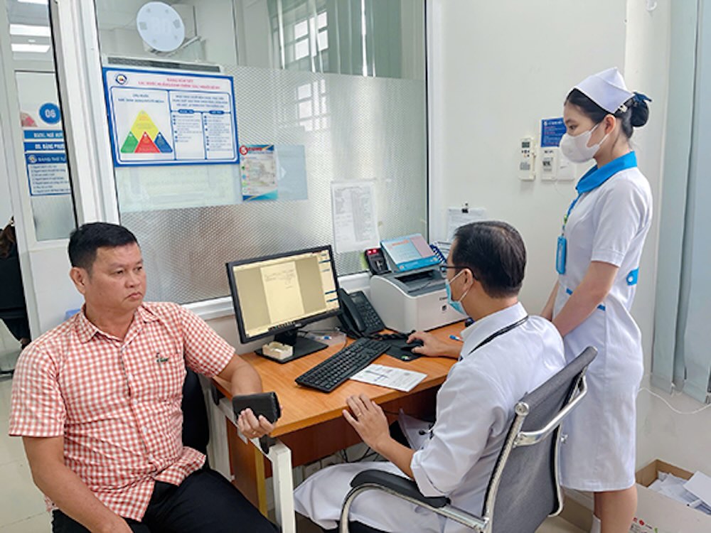Bac si thuc hien Benh an dien tu kham benh cho nguoi dan o Benh vien Hoa Hao - Medic Can Tho. Anh: So Y te Can Tho. 
