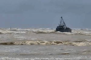 Two fishing boats in distress while avoiding storm No. 10, deploying to rescue 10 crew members at sea. Photo: H.Nguyen