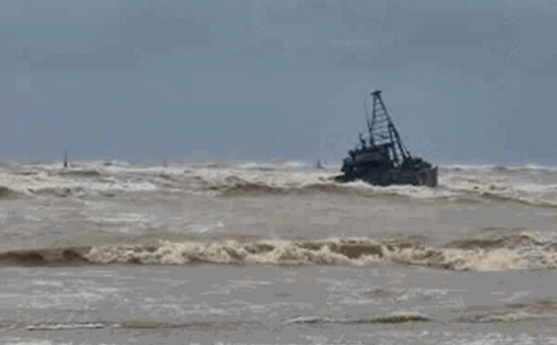 Two fishing boats in distress while avoiding storm No. 10, deploying to rescue 10 crew members at sea. Photo: H.Nguyen