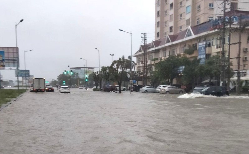 Heavy rain caused deep flooding on main roads in Nghe An. Photo: Ngoc Anh
