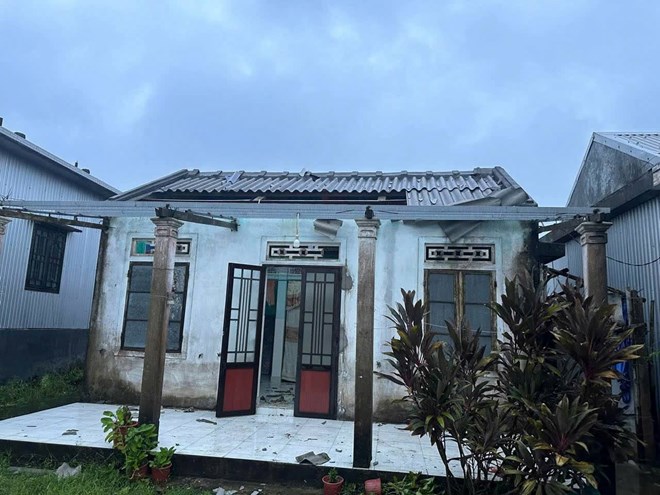 Hàng chục nhà dân tốc mái do ảnh hưởng bão số 10