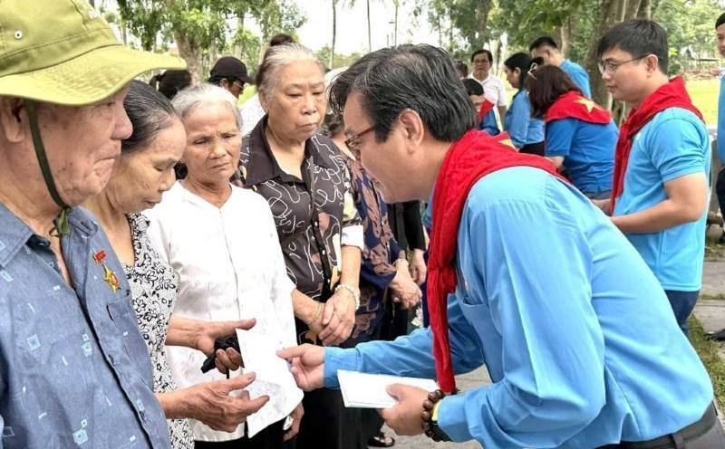 Master Tran Anh Cuong - Chairman of the Ho Chi Minh City National University's grassroots trade union - presented gifts to people with meritorious services to the revolution. Photo: Provided by the Ho Chi Minh City National University Trade Union