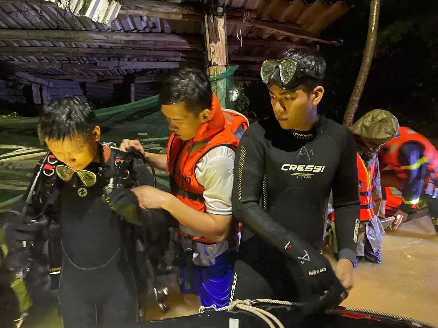 Authorities search for missing people at night. Photo: Phan Be.