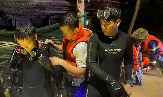 Lực lượng chức năng tìm kiếm người mất tích trong đêm. Ảnh: Phan Bé.