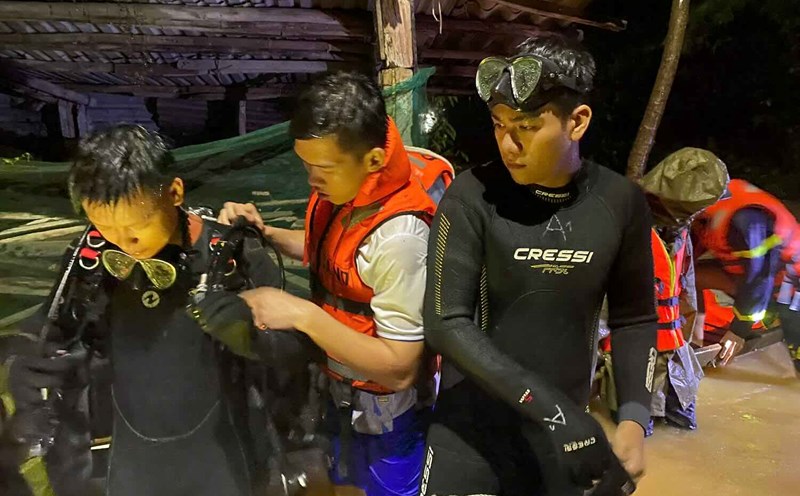 Authorities search for missing people at night. Photo: Phan Be.