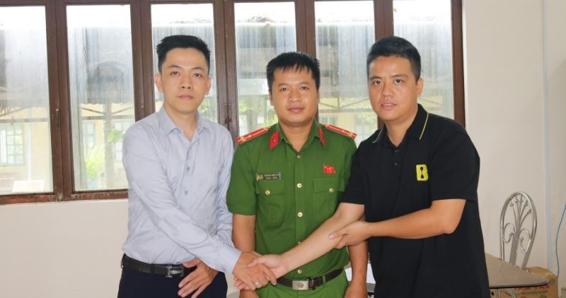 A Dong Thap person returned 2.3 billion VND to a Hung Yen person who transferred it by mistake. Photo: Provided by the police