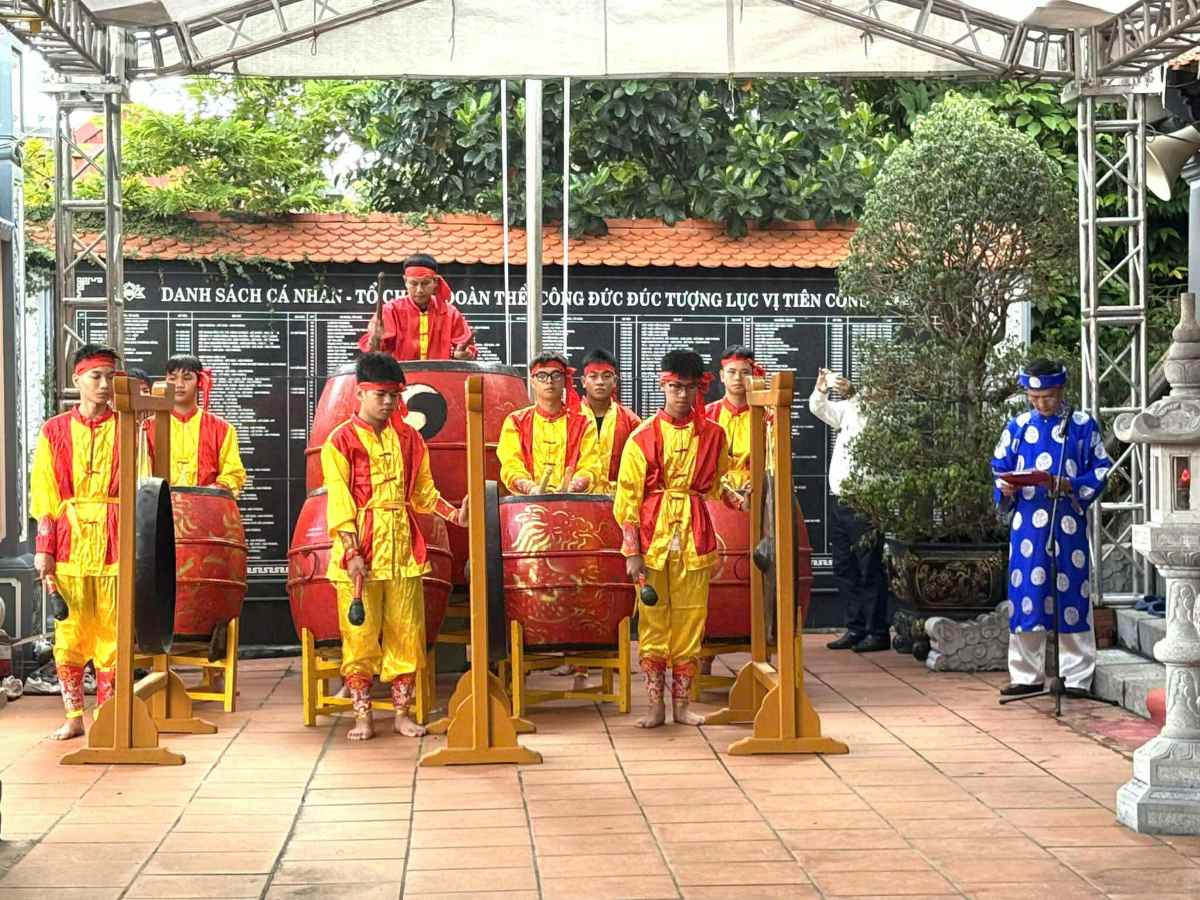 Le ruoc nuoc dien ra tu sang 28.9. Ảnh: Ngan Anh