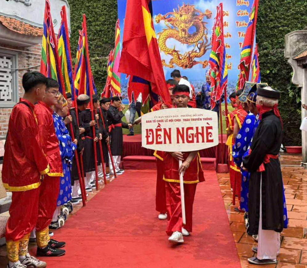 Doan ruoc long dinh, bat bieu, trong chieng, co hoi xin nuoc tu den Nghe. Ảnh: Ngan Anh