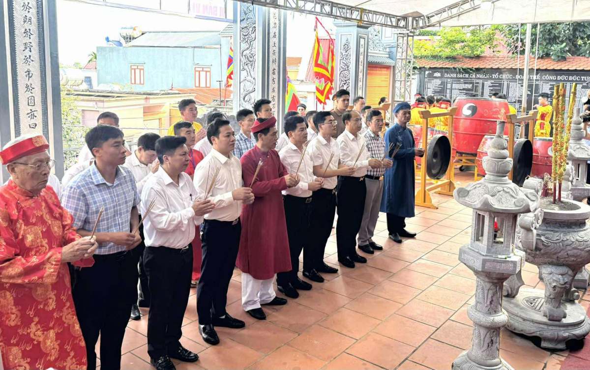 Cac dai bieu dang huong tai den Nghe. Ảnh: Ngan Anh