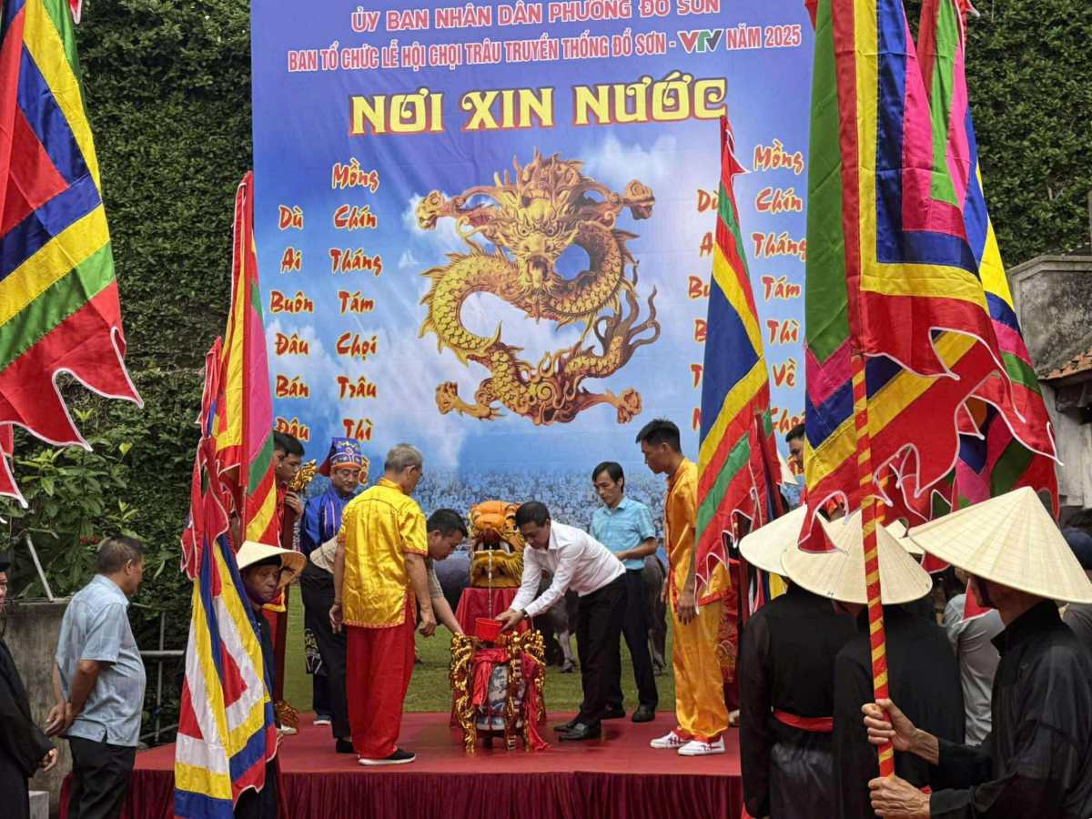 Nghi le xin nuoc tai den Nghe. Ảnh: Ngan Anh